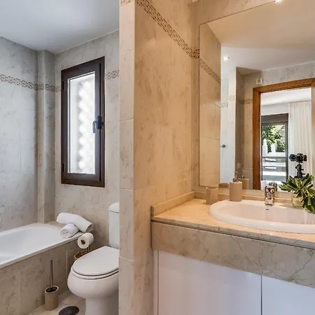 With Roof Terrace & Parking - Communal Pool And Near The 埃斯特波纳