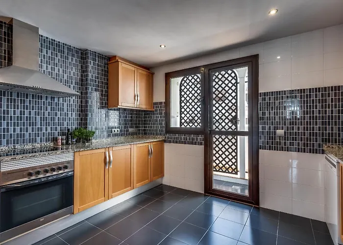 With Roof Terrace & Parking - Communal Pool And Near The * 에스테포나