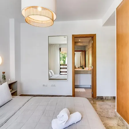 Apartmán With Roof Terrace & Parking - Communal Pool And Near The